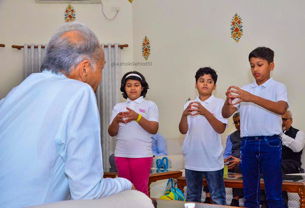 ashokgehlot51's tweet photo. श्री रामचन्द्र मिशन के अग्रदूत पद्म श्री कमलेश पटेल व उनकी संस्थान के मासूम रचनात्मक कलाकारों से आज निवास ऊर्जामयी रहा।

एक महान व्यक्तित्व व होनहार बच्चों से हुई यह भेंट रचनात्मक रूप से समाज निर्माण हेतु समर्पित रही। https://t.co/o3LdGEa7tK