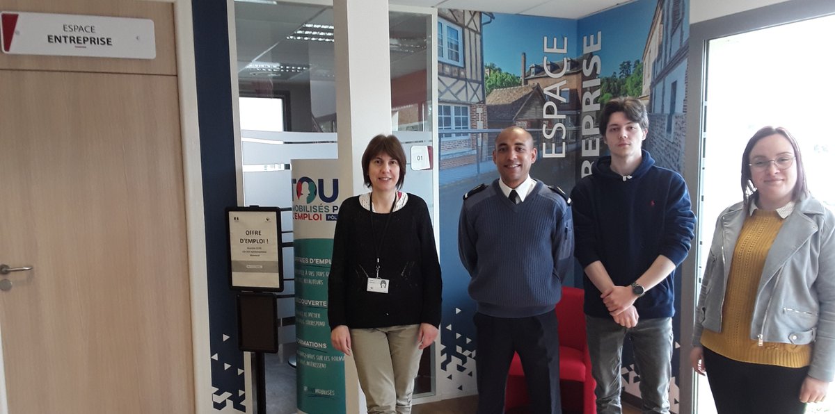 Descham00723062's tweet photo. @Armee_de_lair était présente ce matin à l'agence de Bernay 😀Une belle présentation des opportunités du secteur en direction des candidats ! https://t.co/ZQmDB7kRji