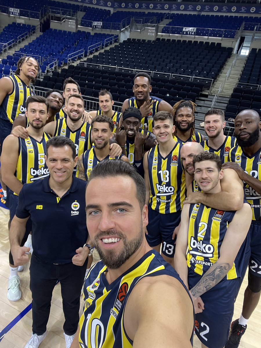 #EuroLeague'de normal sezonun son hafta maçında Fenerbahçe Beko, Kızılyıldız deplasmanına çıkacak.

Temsilcimiz, kazandığı taktirde normal sezonu 5. tamamlayacak ve adını play-off'a yazdıracak.

Kaybederse; Zalgiris veya Baskonia'nın maç kaybetmesini bekleyecek.

#FenerbahçeBeko