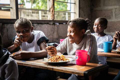 mamea04's tweet photo. #RepasScolaire
Les repas scolaires assurent aux enfants un apport nutritif vital pendant leur enfance &amp; leur adolescence. En 2022, 418 millions d'enfants ont bénéficié de repas scolaires ds le monde, contre 388 millions au début de 2020, dont 65,9 millions dans la région #Afrique https://t.co/FVx0xcxmLD
