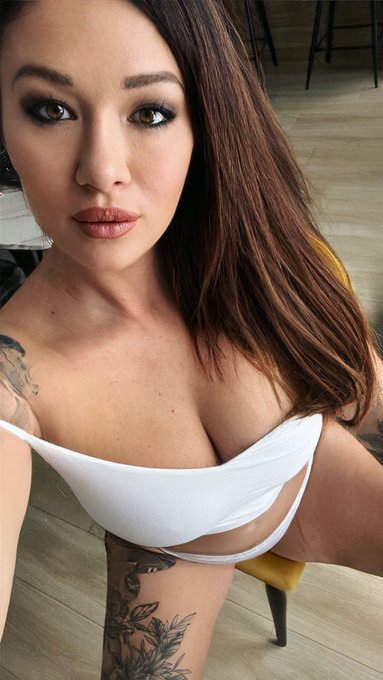 Avec quelle fille of aimerais-tu me voir collaborer ? 😍 https://t.co/yYffEDhVKU