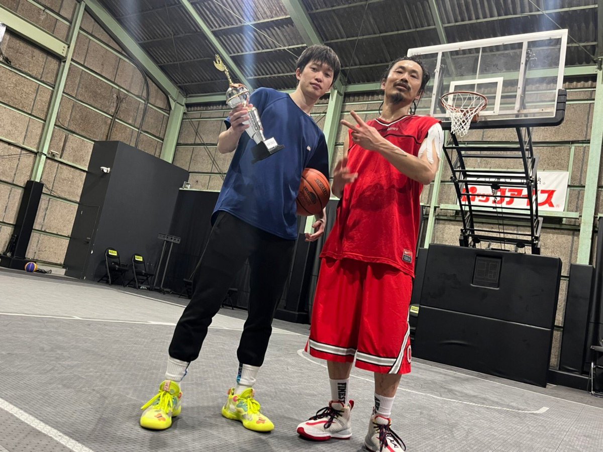 Yuuki_Oohara's tweet photo. 👑👑👑
#HOOPJESUS
#HOOPJESUSadpted
#深夜ピックアップゲーム
#朝までバスケ https://t.co/3eeDLDU3RI