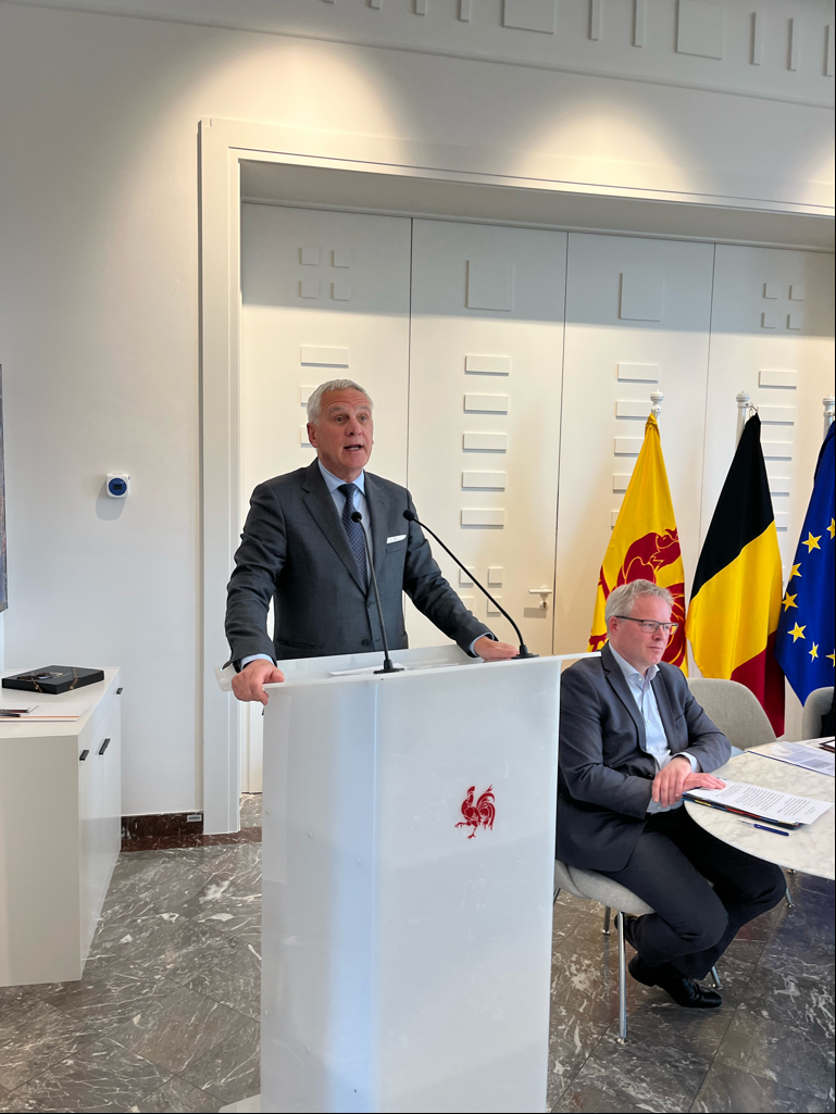 Ravi d’annoncer l’accord de coopération dans le secteur de l'hydrogène entre <a href="/BEI/">x</a> et la Wallonie. Nous travaillons ensemble pour la transition vers une économie à faibles émissions de carbone plus durable et résiliente au changement climatique. <a href="/eliodirupo/">Elio Di Rupo</a>, <a href="/wborsus/">Willy BORSUS</a> et <a href="/ADolimont/">Adrien Dolimont</a>