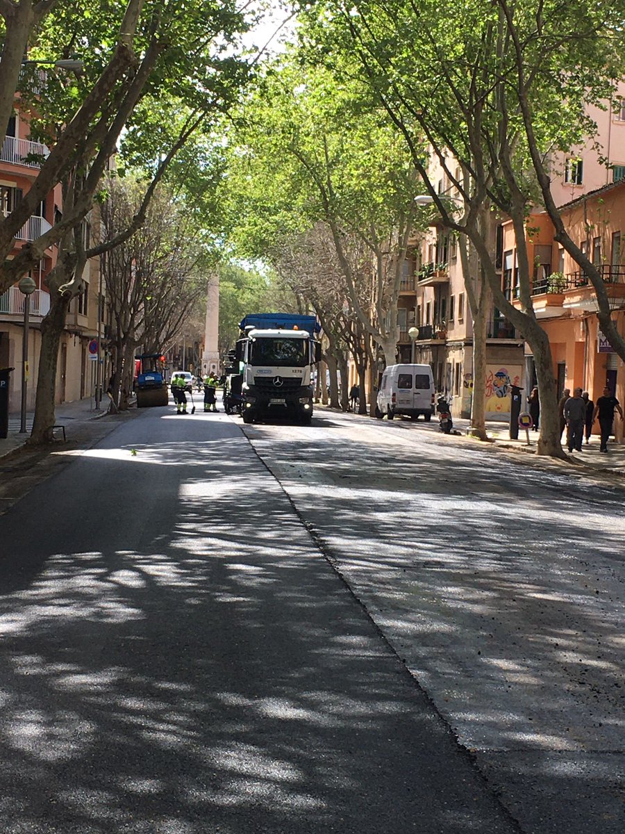 ✅Finalitzen les tasques d'asfaltatge al carrer Catalina March📍 al barri de Los Almendros mentre🦺avança la renovació del paviment al carrer Antoni Frontera al barri d'Arxiduc 📍