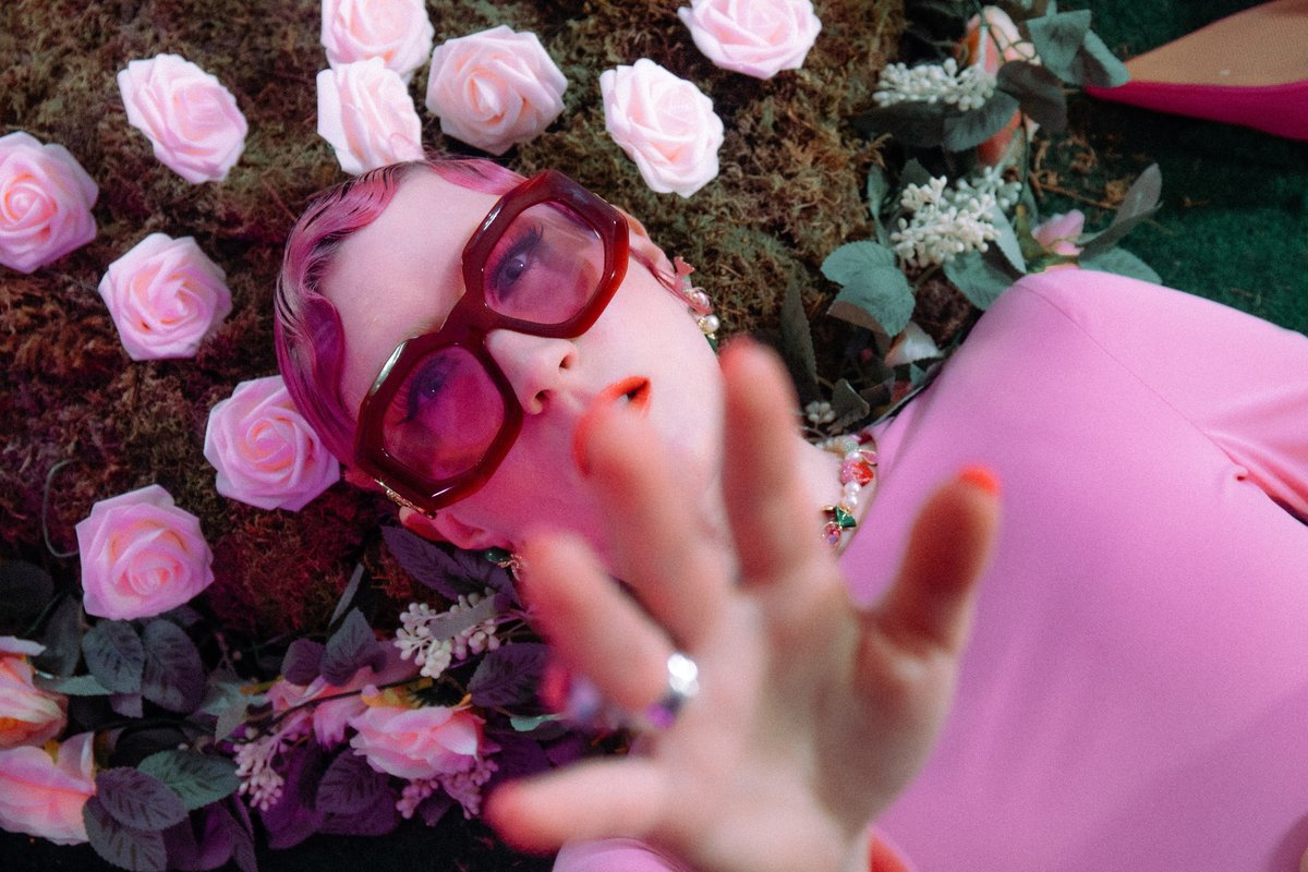 VOGUE Germany "Artist To Watch": FLOSS sensibilisiert mit "Please Wear Pink To My Funeral" für Femizide in Deutschland wowaswann.eu/vogue-germany-…