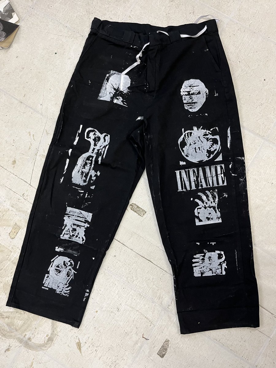 data_assault's tweet photo. 🗣️🗣️🗣️🗣️🗣️ Eu faço peças como essa calça, sao customizadas, up cycling, quem quiser fazer uma encomenda so entrar em contato! 

#trashclothing #trashboy666 #upcycling #custompants #collage #silkscreen https://t.co/jdcue5eWjS