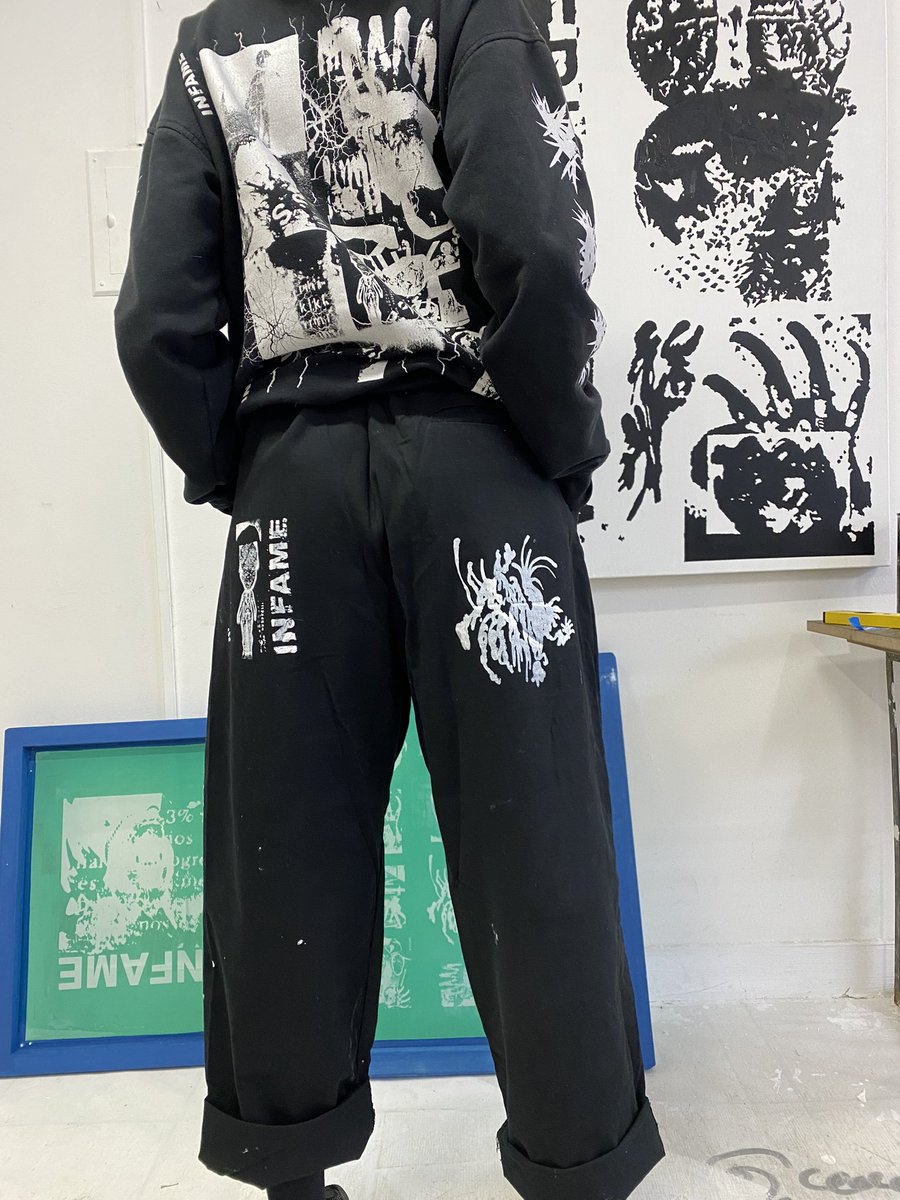 data_assault's tweet photo. 🗣️🗣️🗣️🗣️🗣️ Eu faço peças como essa calça, sao customizadas, up cycling, quem quiser fazer uma encomenda so entrar em contato! 

#trashclothing #trashboy666 #upcycling #custompants #collage #silkscreen https://t.co/jdcue5eWjS