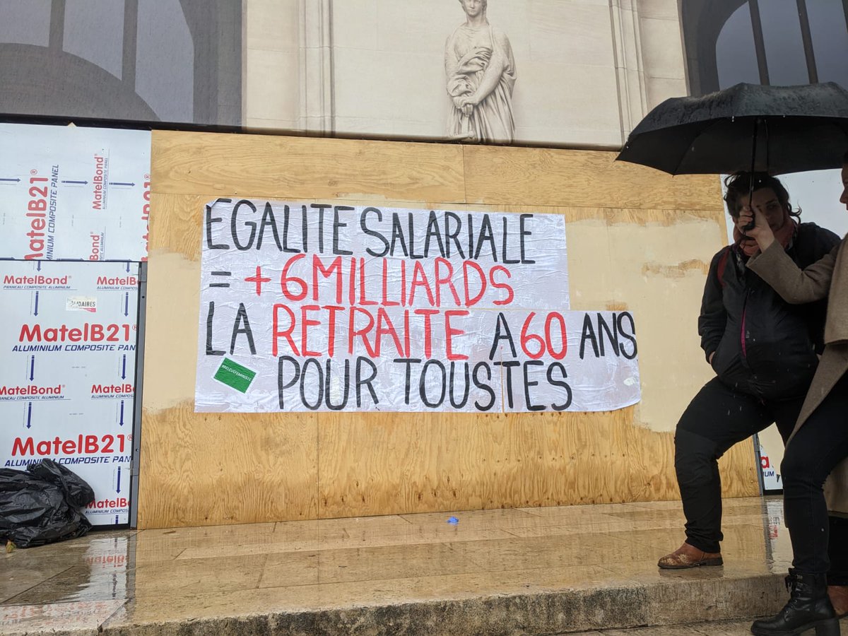 ReleveFeministe's tweet photo. La #relèveféministe et e Mouvement des mères isolées @asso_MMI  ont collé place de l'Opéra ce midi avant le départ de la manif pour rappeler à #Macron et son #gouvernement que les #féministes ne lâcheront rien ni aujourd'hui ni après le 14 !
#GreveGenerale 
#greve13avril https://t.co/Bt3xLv6FQk