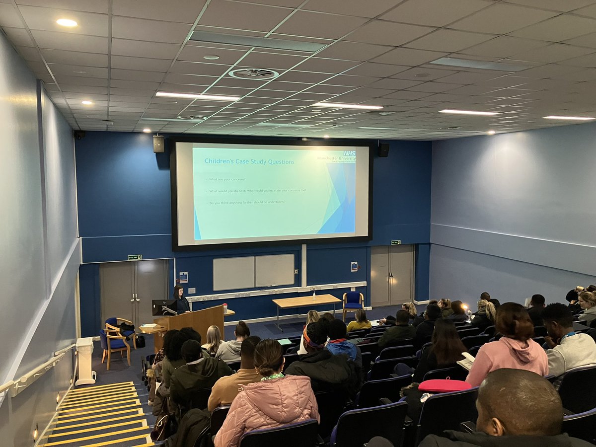 Kim delivering Band 2 Safeguarding Awareness training! Really good session with positive discussions 😀 @SafeguardingT <a href="/ChloePowellSGA/">ChloePowell</a>