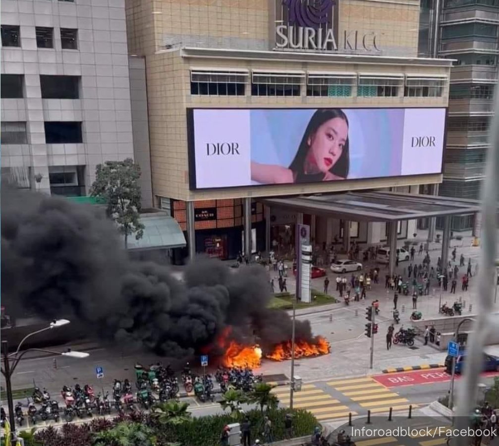 NewsBFM's tweet photo. 1. Nine motorcycles and 4 electric scooters were destroyed in a fire in front of Suria KLCC at 3.45pm today.

"4 other motorcycles were burned between 3 and 20%," the KL Fire and Rescue Department said.

The fire was brought under control at 4.04 pm, and there were no casualties. https://t.co/D0or3Q0SIj