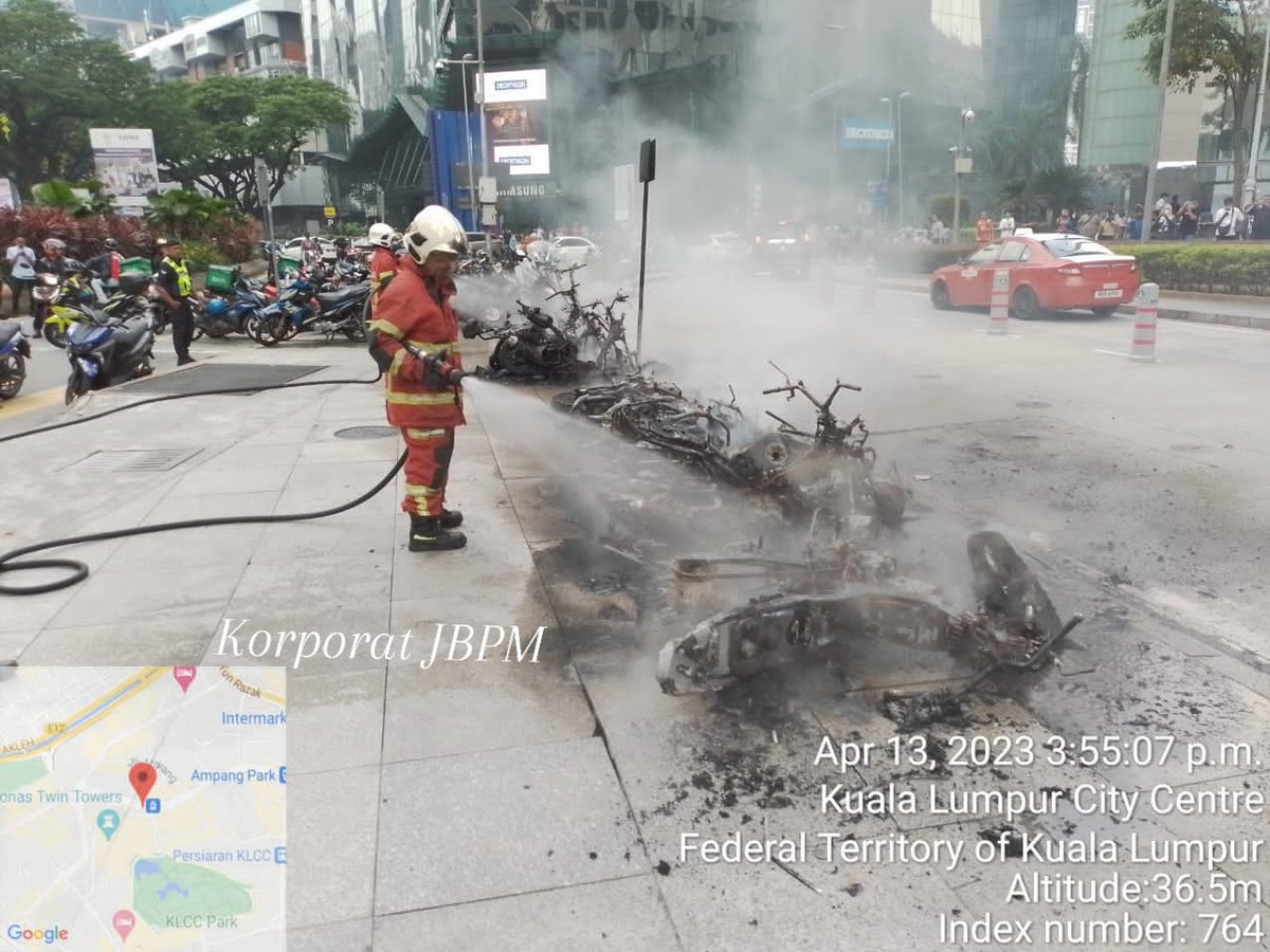 NewsBFM's tweet photo. 1. Nine motorcycles and 4 electric scooters were destroyed in a fire in front of Suria KLCC at 3.45pm today.

"4 other motorcycles were burned between 3 and 20%," the KL Fire and Rescue Department said.

The fire was brought under control at 4.04 pm, and there were no casualties. https://t.co/D0or3Q0SIj