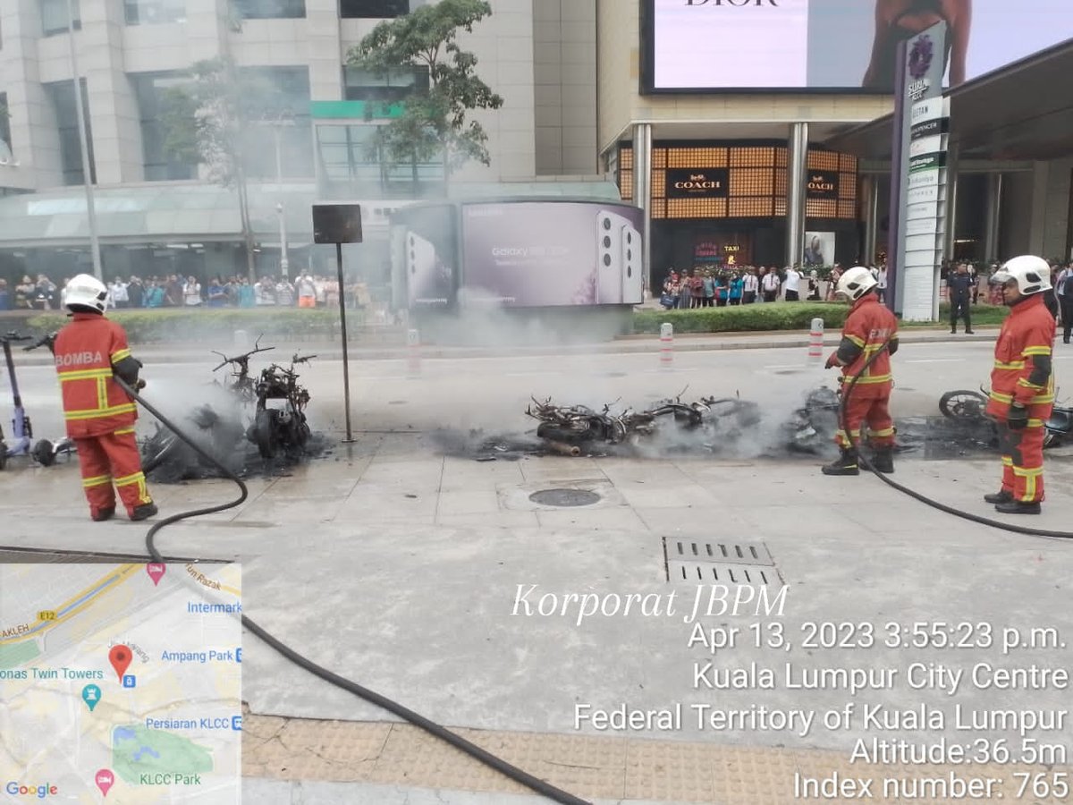 NewsBFM's tweet photo. 1. Nine motorcycles and 4 electric scooters were destroyed in a fire in front of Suria KLCC at 3.45pm today.

"4 other motorcycles were burned between 3 and 20%," the KL Fire and Rescue Department said.

The fire was brought under control at 4.04 pm, and there were no casualties. https://t.co/D0or3Q0SIj