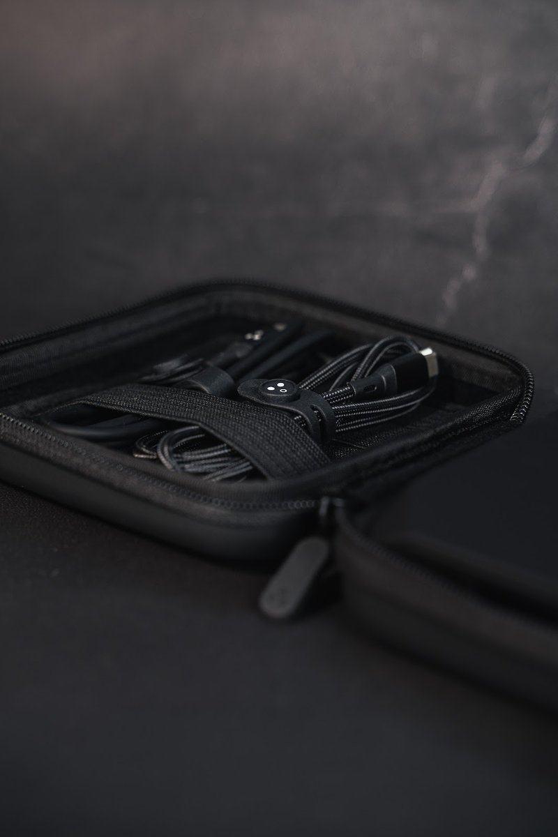 💼⚡ This shockproof, splash-resistant case safeguards Omnicharge devices, ensuring uninterrupted performances. Compatible with both Omni 20+ and Omni 20c+, it features an interior strap for tidy cable storage. Stay protected on-the-go!⚡🌲