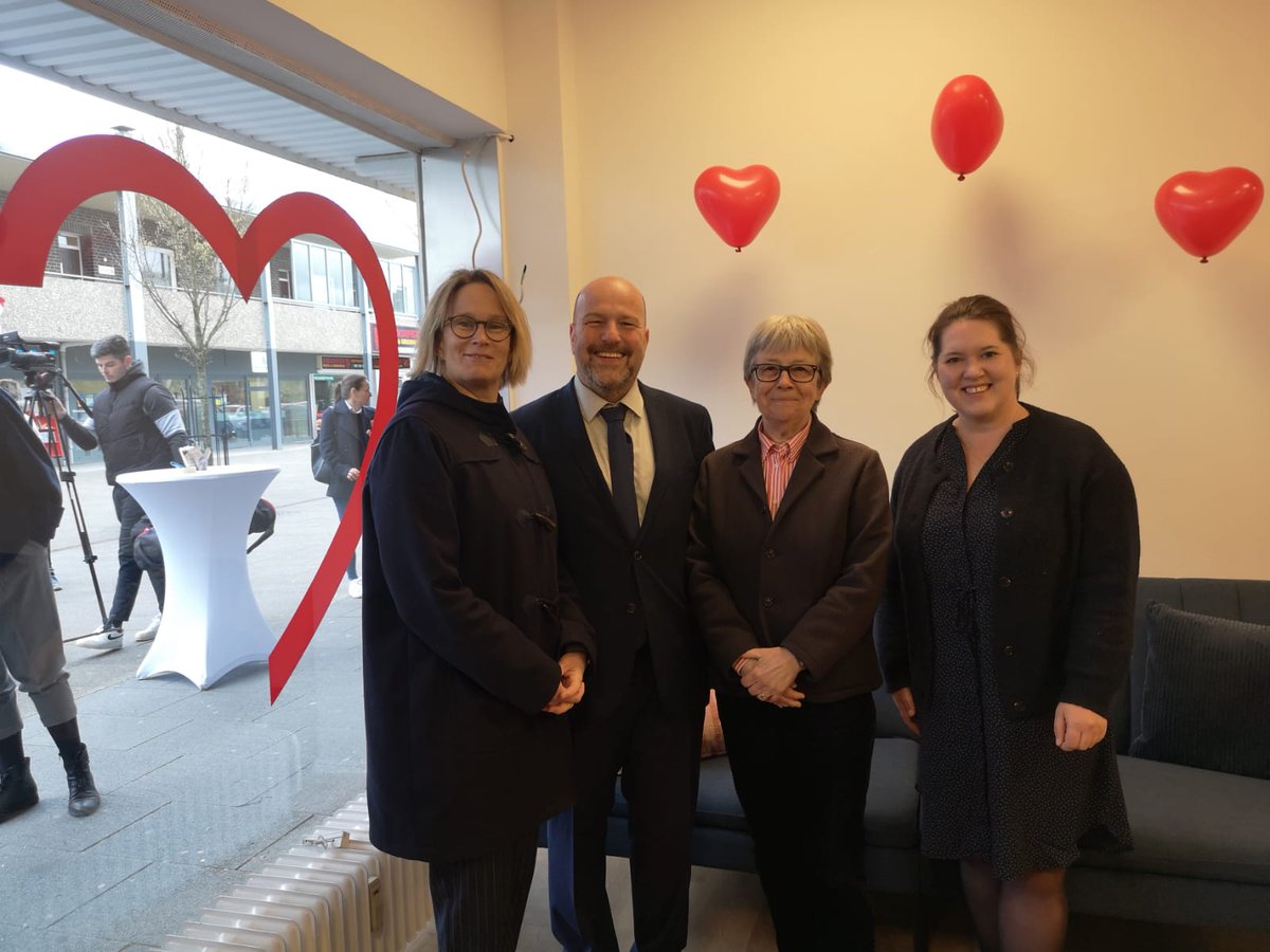 Heute war ich mit meiner Wahlkreiskollegin @annaphilinestu bei der Eröffnung des AWO Gesundheitstreffs im Osdorfer Born. Hier werden medizinische Versorgung sowie sozialeund gesundheitliche Beratung unter einem Dach angeboten.
