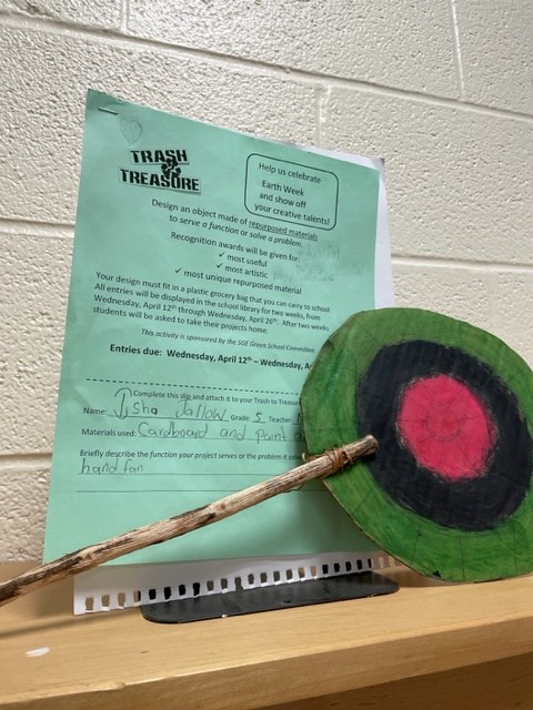 CCPS_SGE's tweet photo. Our Media Iggy is loving all of the Trash to Treasure projects coming in to our display! Thank you to our Green School Committee for sponsoring this activity! Still working on your design? Send it in before 4/19 to participate! 🌎 https://t.co/Q8nJkdtaZ6