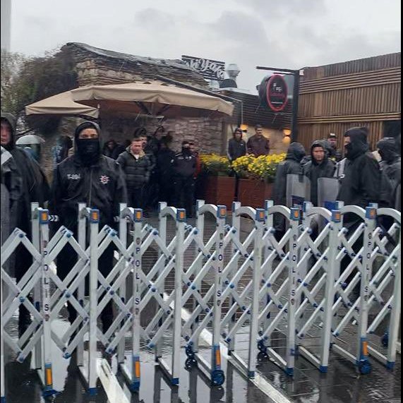 Üsküdar Sahil'deki kaçak kafenin sahibi akp milletvekili adayı, mahkeme kararına rağmen yapının yıkılmasına kaymakamlık izin vermiyor. Bu yağmurda birilerinin keyfi için polisle nargile cafe korunuyor. Böyle bir çürümüşlük.