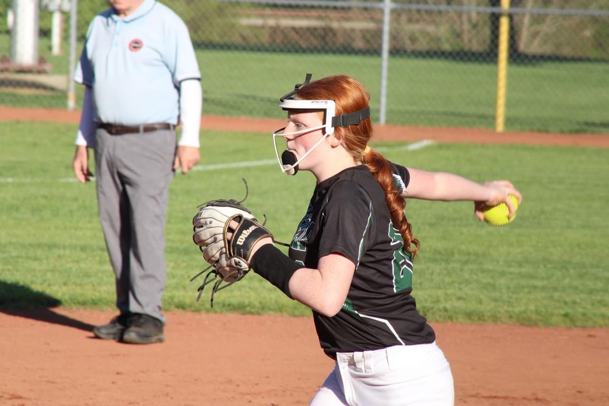 It’s a softball at home kinda day! Come join us tonight as we take on Sullivan East @ 5:00. JV to follow 🥎