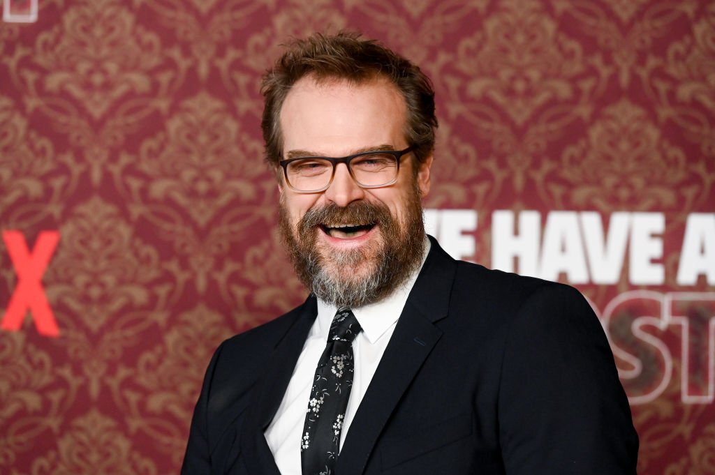 davidkharbourbr's tweet image. Fotos do David no evento de estreia do filme &quot;We Have A Ghost&quot; em fevereiro de 2023.