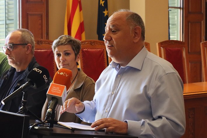 lesfranqueses's tweet photo. L’alcalde de #lesFranqueses, Francesc Colomé, ha fet una compareixença davant dels mitjans de comunicació en relació als motius de la destitució de la regidora Marta Reche com a responsable de l’àrea de Feminisme i Igualtat.

Comunicat íntegre a https://t.co/SxMWOivOPG https://t.co/otpWRwiZW7