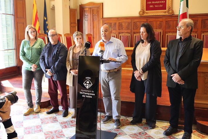 lesfranqueses's tweet photo. L’alcalde de #lesFranqueses, Francesc Colomé, ha fet una compareixença davant dels mitjans de comunicació en relació als motius de la destitució de la regidora Marta Reche com a responsable de l’àrea de Feminisme i Igualtat.

Comunicat íntegre a https://t.co/SxMWOivOPG https://t.co/otpWRwiZW7