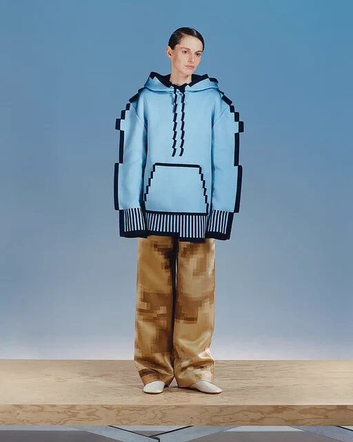 ゲームの世界に迷い込んだ...？ LOEWEの新作アイテムを着ると二次元化すると話題に！