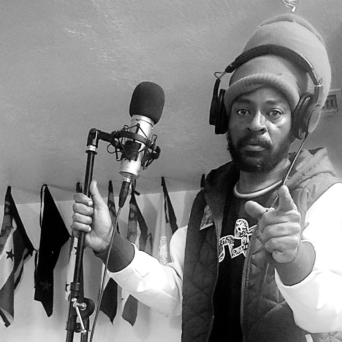 🙏Jah gave I a voice!👨 Man gave I a mic!
👗Mother gave I birth.📘The rest is history! #perfectgiddimani #reggaeartist #instudio