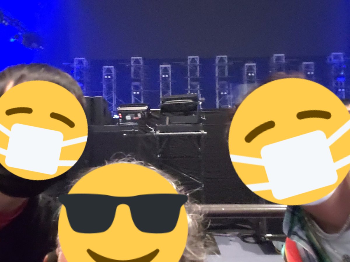 SHlErE2RqspPRzY's tweet photo. 昨日はUVERworld VS BiSHに参戦🔥
奇跡の最前ど真ん中で最高でした👍

BiSHはもちろん最高でしたが、初めて見たUVERworldに魅了されました🎶
間近で見て迫力も凄かったし、crewの方の熱量に圧倒されました😆
そしてタクヤさんは魅力的な人だった😊

 #BiSH
 #UVERworld
 #UVERBiSH
 #UVERworld対バン https://t.co/vH15rjEdX2