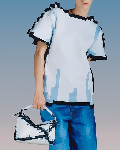 【(つд⊂)ｺﾞｼｺﾞｼ】まるでバグ？ドット絵を現実に合成したように見える洋服、ロエベから販売開始
news.livedoor.com/article/detail…

デジタルの世界を現実に持ってきたような“ピクセルアート”チックなデザインを魅力として捉えたアパレルコレクション。昨年9月にお披露目され、話題になっていた。