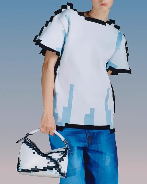 ゲームの世界に迷い込んだ...？ LOEWEの新作アイテムを着ると二次元化すると話題に！