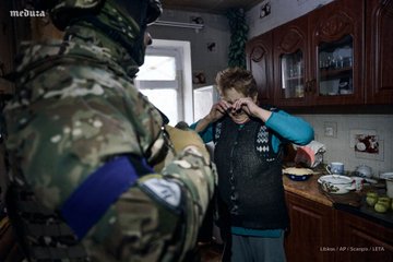 A
                                                          policeman
                                                          convinces a
                                                          resident of
                                                          Avdiivka to
                                                          leave her
                                                          home.