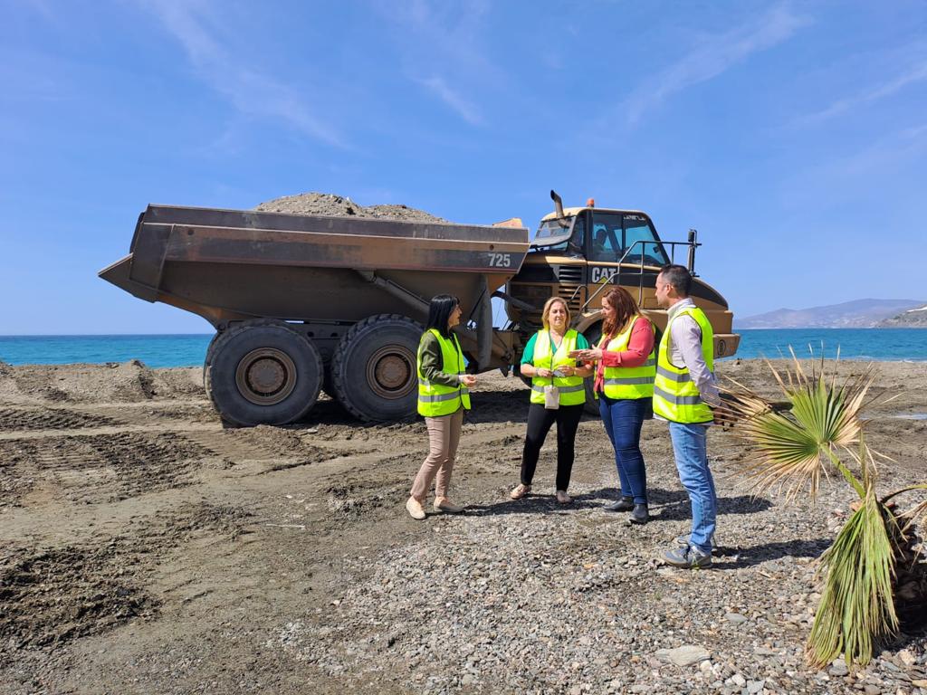 SubGobGRA's tweet photo. La subdelegada del Gobierno, @InmaLopez14, visita las obras que está realizando Costas, del @mitecogob, en la playas afectadas por los temporales de febrero en el litoral granadino.
🏖 Casi 1,2 millones de euros en los municipios #Albuñol, #Sorvilán, #Rubite y #Almuñécar. https://t.co/3qjMtk0Z1e