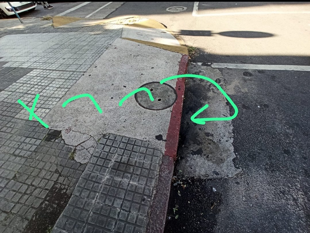 josema_obes's tweet photo. Me habla una señora mayor, me saco los auriculares, se me resbala uno, pica 3 veces y se mete en la boca de tormenta.
Vestido de laburo término en el piso con el brazo entre bolsas y basura, lo veo, lo llego a rozar, se me escapa y desaparece.
Ideas?
#lpmqlrp https://t.co/j9MwHwsIM3