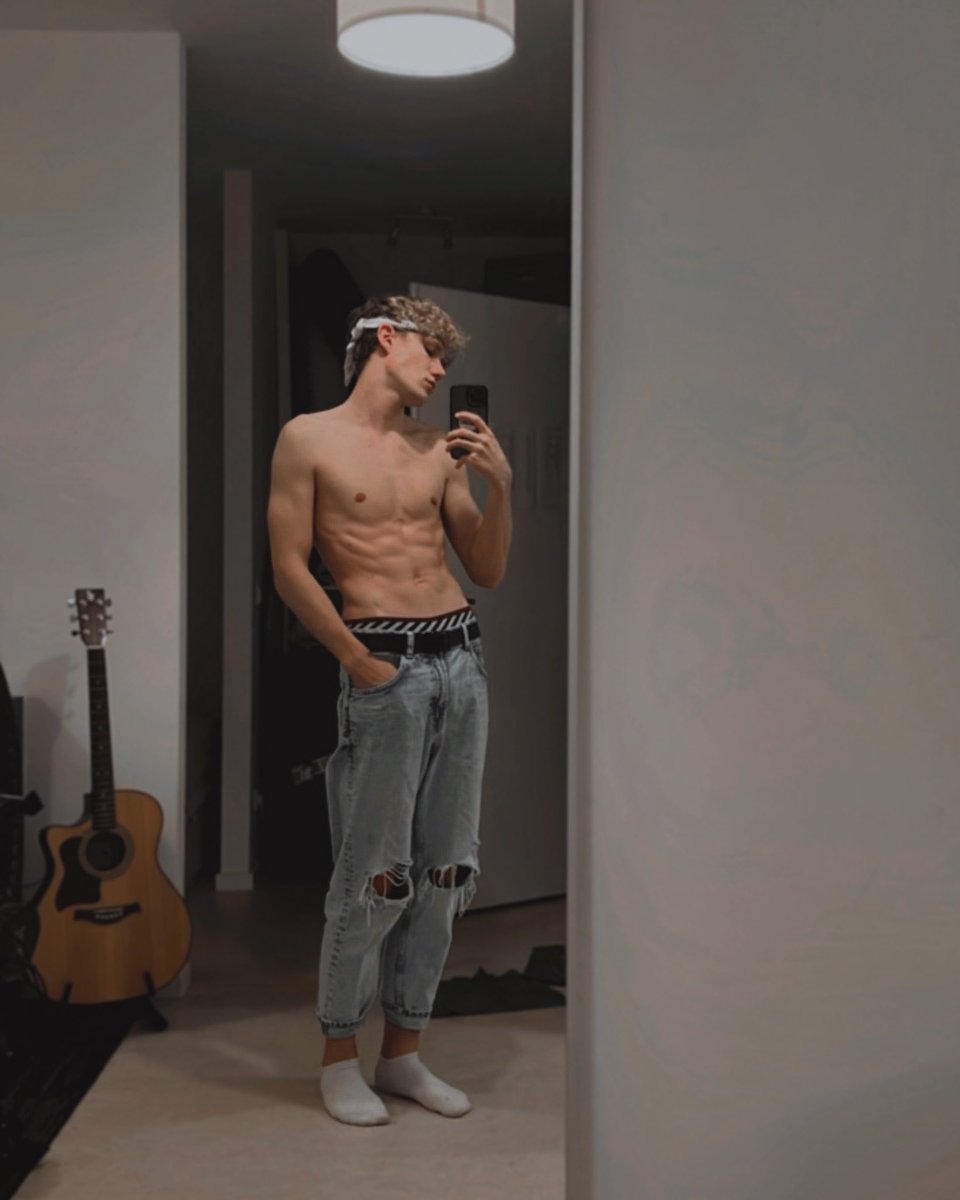 StarLucax's tweet photo. Who wants to touch my abs? Retweet if you want 😌 https://t.co/UBWSKMcLXB