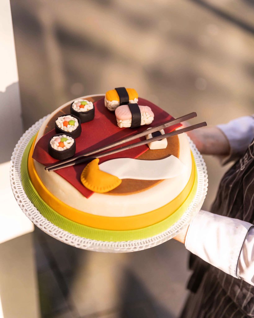 deRouw's tweet photo. What’s a party without a cake 🎂🤩
••
#patisserie #derouw #voorjou #relaisdesserts #cake #taart #cakes #taarten #ietstevieren #feest #party #pastrychef #pastrylove #pastries #pastryart #pastrypassion #pastrylife #vught #genieten https://t.co/37AicvV60j