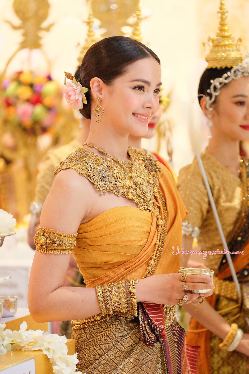 kimdear7095's tweet photo. ชอบ 2 รูปนี้มาก 🤩 ญาญ่าสวยหวานสง่างามละมุนละไมเห็นแล้วรู้สึกสดชื่นขึ้นมาทันที 🌻✨🌈 อยากเห็นน้องแต่งชุดไทยแบบจัดเต็มออกงานทุกเทศกาลประเพณีไทยอีก…รอเลย📍 ✨💛💐💦💦 #ญาญ่า #urassayas #สงกรานต์2566 🔫🪣💦💧 https://t.co/ZbCp1RWxMM