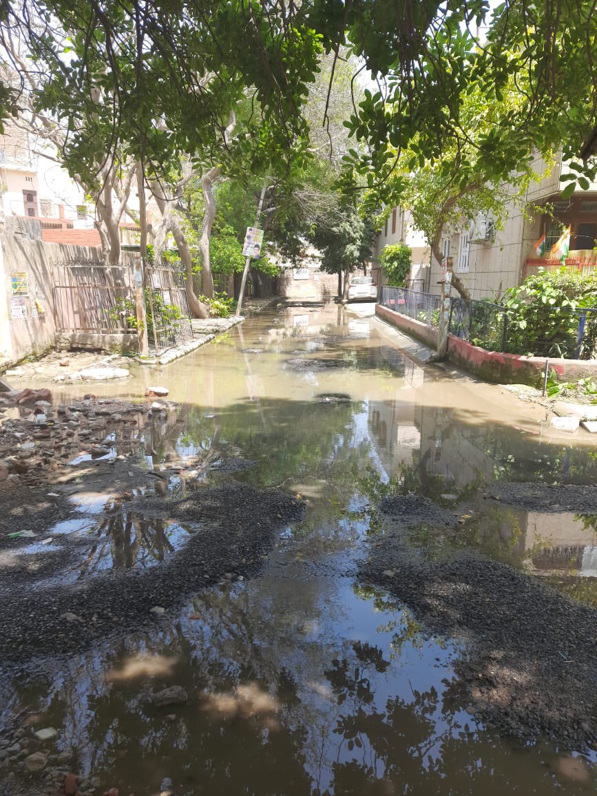 dabas_rajender's tweet photo. @mlkhattar Sir, ek talaab hamare sector 17-C, Gurgaon mein bhi hai per vo sewerage ke paani ka hai jo pichle 4 mahine se khada hai. Sabhi adhikariyon aur MCG se contact kerne per bhi koi samadhan nahi nikala hai. Aap se request hai is pe bhi aap sangyaan le π #LongTermSolution https://t.co/01Zfy96NDU