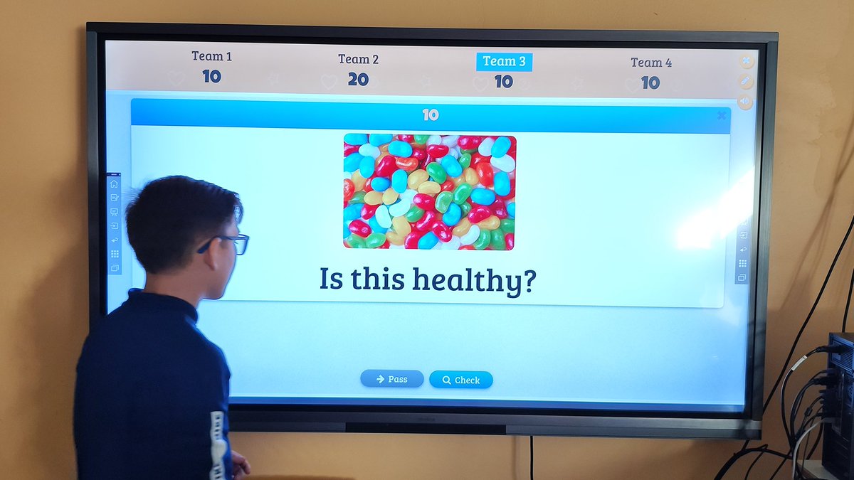 el_tarra2's tweet photo. Is it healthy or unhealthy?... Warming up for the #SpringFestivalPrat #CompartimInterseccions https://t.co/mRzmGaYNLu