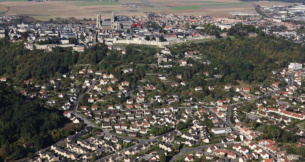 LaonTourisme's tweet photo. [L🅰️ON D'🅰️NT🅰️N]
📍Vue sur la colline de Laon, côté sud (quartiers d'Ile-de-France et d'Ardon, ville basse)
Crédit cp ©️ DB / Crédit photo ©️ Société des 4 Vents
#Laon #laondantan
#Aisne #hautsdefrance #Picardie
#villebasse #colline #thenandnow #thenandnowlaon #avantapres https://t.co/a4EqAk47a2