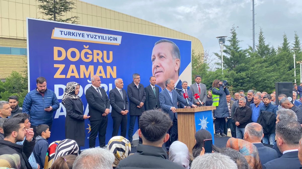 Siyasettiniz batsın. Onbinlerce canımızı toprağa vereli daha kaç gün oldu? Cenaze evinde şenlik olmaz.Karşılama olmazsa bir şeyiniz eksik mi olacaktı. Ya da olunca başınız göğe mi vardı?