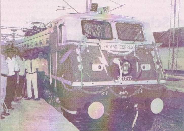 thechanakkiyan's tweet photo. #சதாப்தி எக்ஸ்பிரஸ்சை அன்றைக்கு இருந்த #ஸ்டேசன்_மாஸ்டர் #கொடி_அசைத்து துவக்கிவைத்தபோது எடுத்த படம், ஏனென்றால் அன்றைக்கு இருந்த #பிரதமருக்கு தெரியும் தன்னுடைய வேலை எதுவென்று... https://t.co/woSkcKJSl2