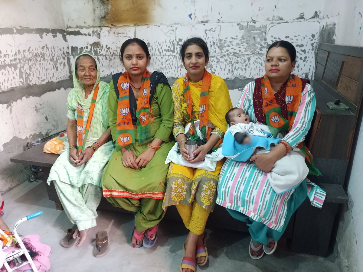 Namratasingh_05's tweet photo. समरस भोजन, 
संयुक्त भारत

"सामाजिक समरसता सप्ताह" के अंतर्गत बहनों के साथ मिलकर फरकपुर मंडल में अलग-अलग स्थान पर सह भोज व चाय पर राज्य सरकार व केंद्र सरकार द्वारा म���िला हित में जारी योजनाओं के विषय में अवगत कराया!

#samrastaAnn https://t.co/0tmbBzE1nE