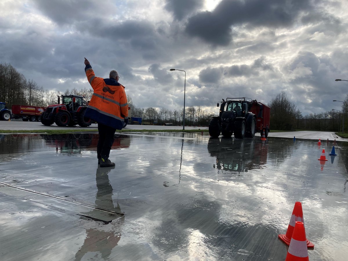 StichtingSBV's tweet photo. Vandaag is een groep van 19 leerlingen van Lentiz Maasland (ZH) te gast op het VEC in Drachten voor een Veiligheidstraining Landbouwvoertuigen https://t.co/ps0qQHelTV https://t.co/kU6n0FNrEp
