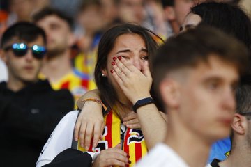 Pones de un lado esta foto y del otro la de los valencianistas llorando en Almería... y te dan ganas de llorar a ti también. Y mucho