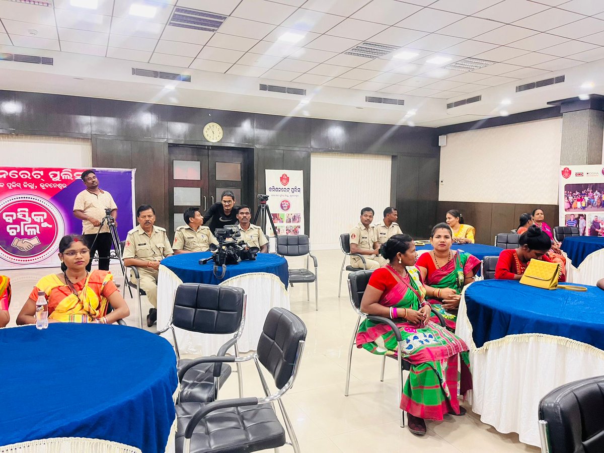 bastikuchala's tweet photo. Commissioner of Police, BBSR-CTC  felicitatd the volunteers &amp; donors for the"So Am I - Rendering Assistance at Medicals" programme as it marks completion of 120 days of food service @AIIMSBhubaneswr with inauguration of LIVELIHOOD TRAINING PROGRAMME for slum women.
#BastiKuChala https://t.co/n9bpV9pRcX