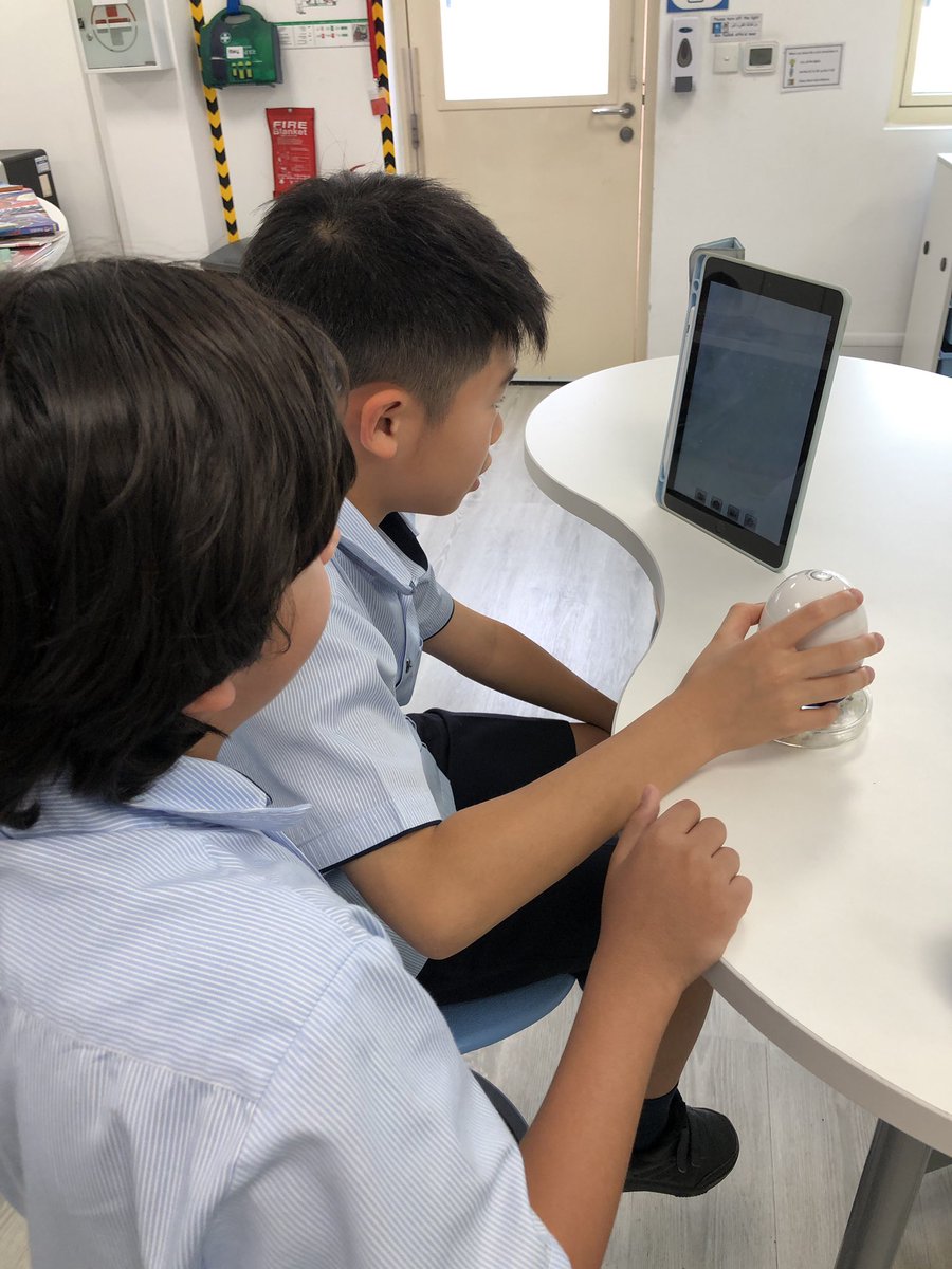 JESSPrimaryYR6's tweet photo. Creating our own investigations to see which conditions help mould to grow on bread.
#jesspriscience 
Today we used the digital microscopes to examine mould growing on cheese…will we see similar results on our bread?! https://t.co/YW0xFFKfAS