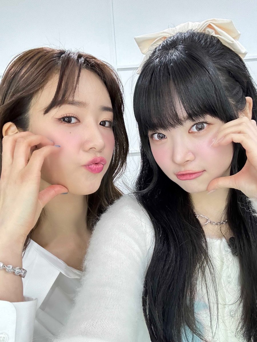 eunchae_diary's tweet photo. #은채의스타일기
뽐 선배님과의 행복했던 시간♥️
오늘 저녁 7시🕖 최초 공개합니다😊

@le_sserafim
@Apink_2011

#HONGEUNCHAE #홍은채 
#에이핑크 #Apink #보미 #BoMi

COMING SOON⬇️
https://t.co/N13ZWZZbs2 https://t.co/fusQyJ96rF