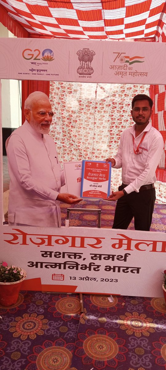 amitap1997's tweet photo. I am amit patel, is grateful to tha @PMOIndia for providing me with a government job. It's an opportunity of a lifetime to work for the betterment of our nation. #rojgarmela @DoPTGoI @mygovindia @RailMinIndia @PIB_India https://t.co/mqXnOb4B8q