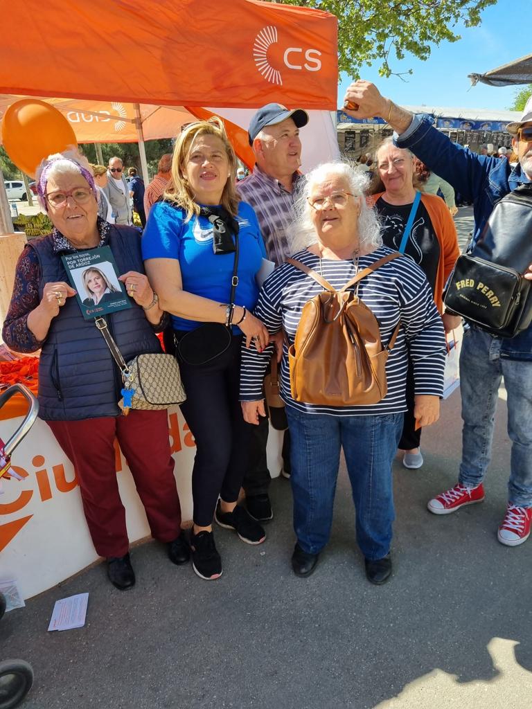 Cs_TdArdoz's tweet photo. Ayer, como cada miércoles, informando en nuestra carpa a los #Ciudadan@s de #TorrejóndeArdoz #Familias #TriniLuque #PorLosTuyos #CsComunidaddeMadrid #CsTorrejóndeArdoz https://t.co/lUpqCFj7pi