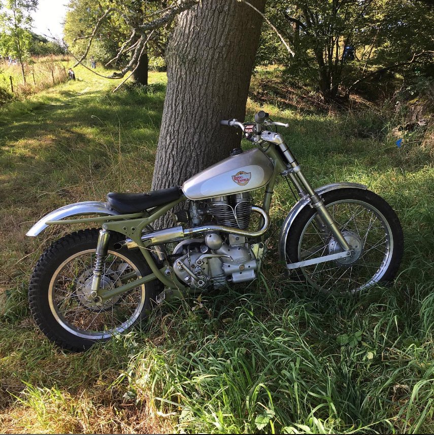 Ian Brittain’s Royal Enfield just before the Ullenhall BMCA Classic Trials event. #royalenfield #endurobike #royalenfieldbullet #trailsbike #bullet #riding #trials #ISDT #enduro #meteor #offroad #1950s #motorcycle #classicmotorcycle #supermeteor #interceptor #offroad #classicbike