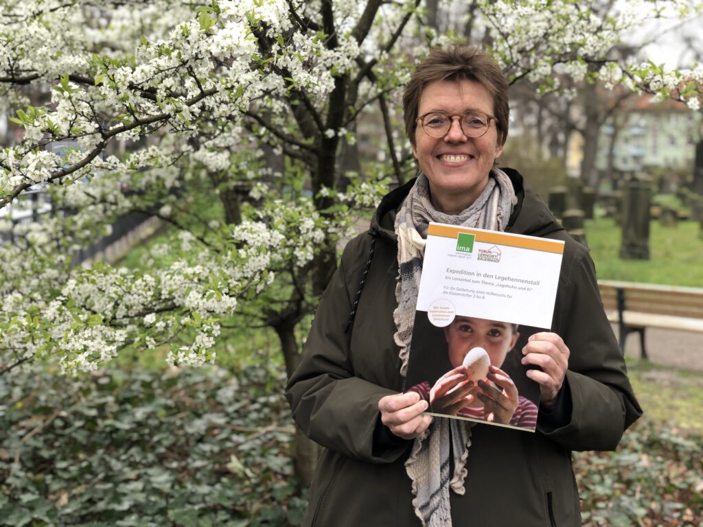 Landvolk's tweet image. Lernort Bauernhof: „Auf in den Hühnerstall“
(L P D) – Hennen zu streicheln, hochzuheben, das Gefieder zu spüren und sie zu füttern erweitert die … #Bauer #Bauernhof #BBS1 Aurich - LandwirtschaftsschülerInnen erkunden Europa &amp;gt; landvolk.net/lpdartikel/ler…